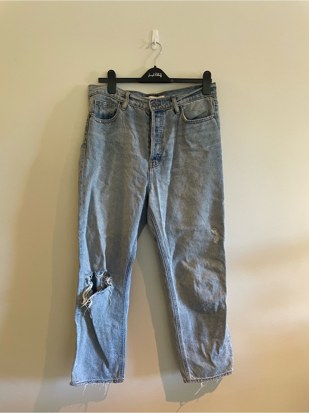 Hidden Light Wash Relaxed Women's Jeans with Knee Distress